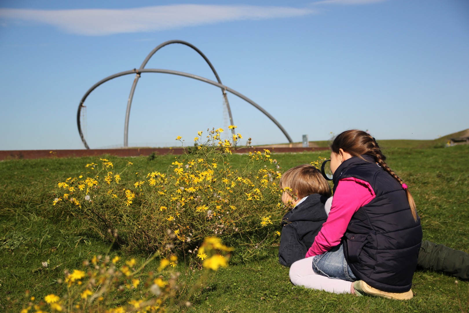 Kinder entdecken die Halde Hoheward.