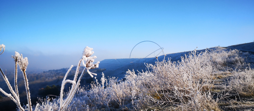Verschneite Halde Hoheward mit Aussicht auf das Horizontobservatorium