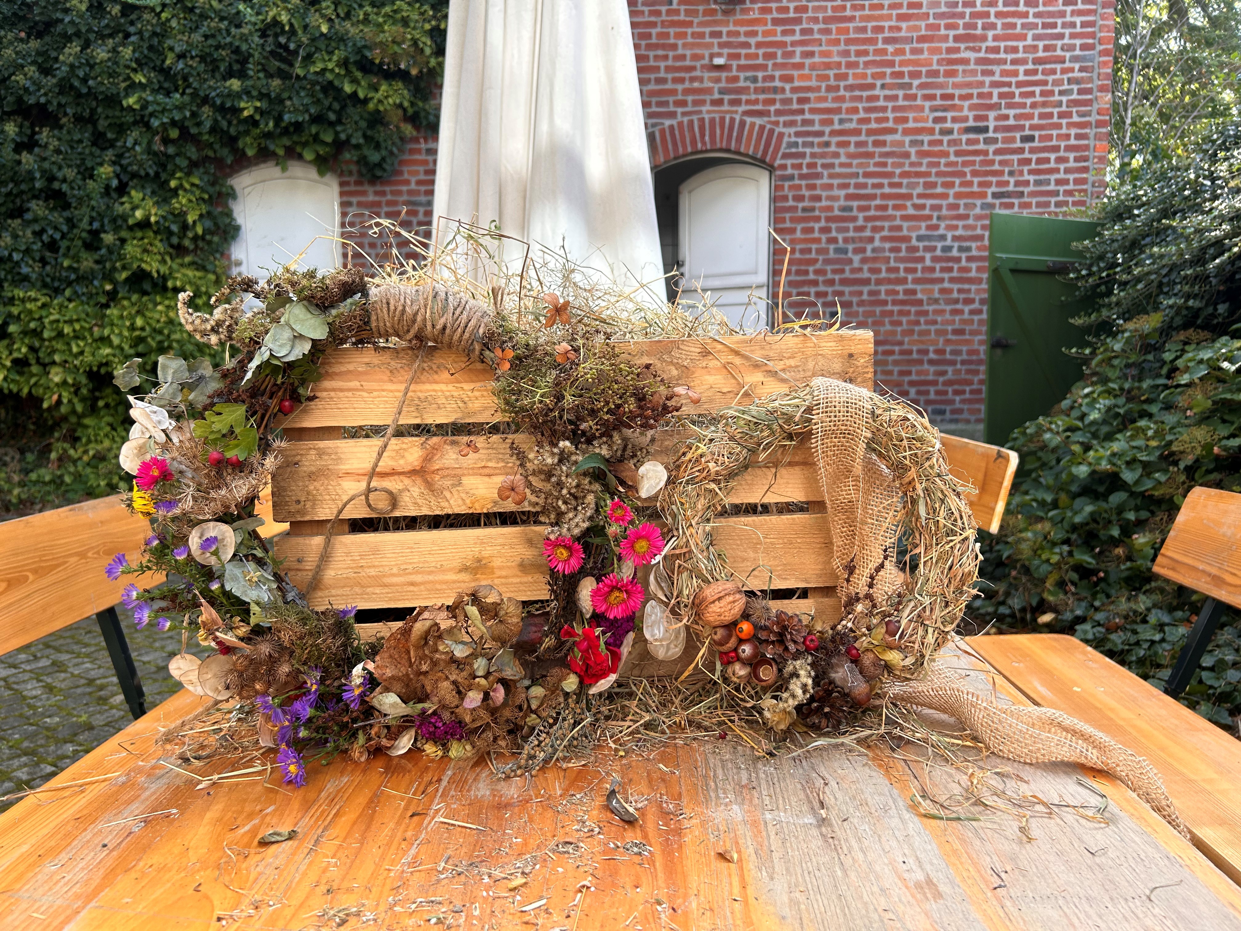 Zwei selbstgemachte Herbstkränze