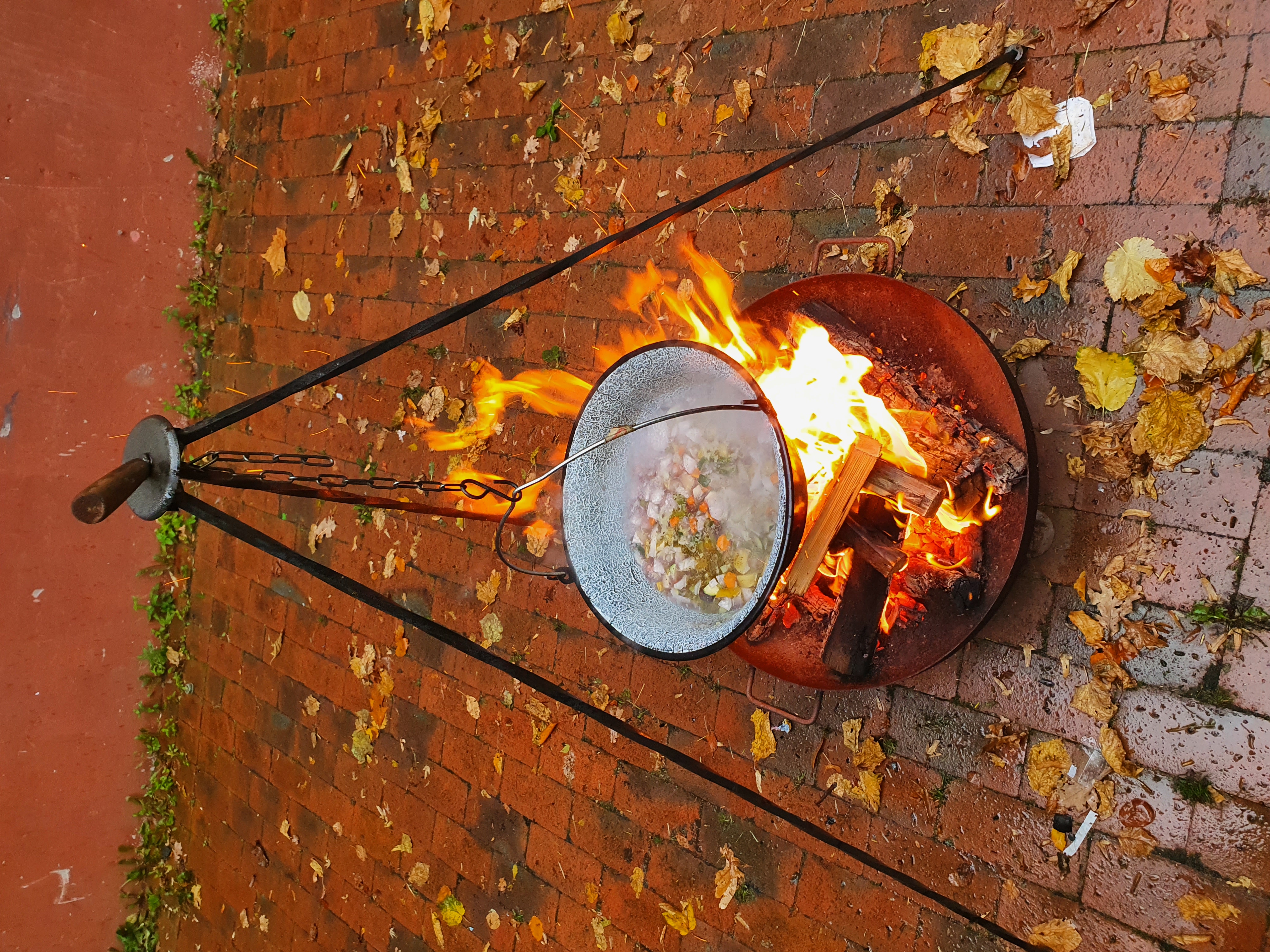 Ein Kochtopf über offenen Feuer.